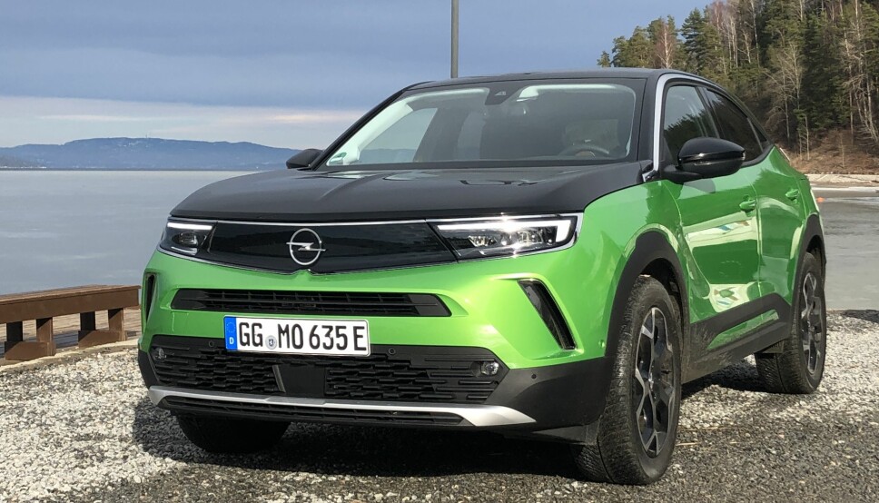 STANDARD: Svart tak og panser er ekstra, ellers er denne grønnfargen standard på nye Opel Mokka-e.