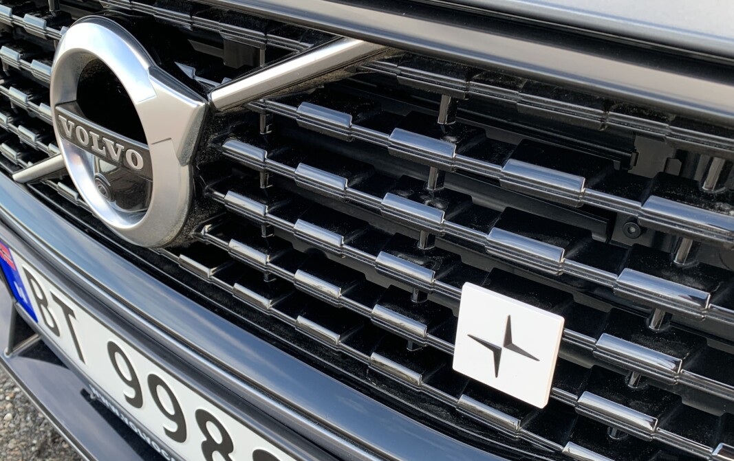 <span class=" font-weight-bold" data-lab-font_weight_desktop="font-weight-bold">DEN EKSTRA DETALJEN:</span> Dette nærmest unnselige Polestar-emblemet diskret plassert i grillen, viser at denne Volvoen er spesiell. <span class=" font-weight-bold" data-lab-font_weight_desktop="font-weight-bold">DEN EKSTRA DETALJEN:</span> Dette nærmest unnselige Polestar-emblemet diskret plassert i grillen, viser at denne Volvoen er spesiell.