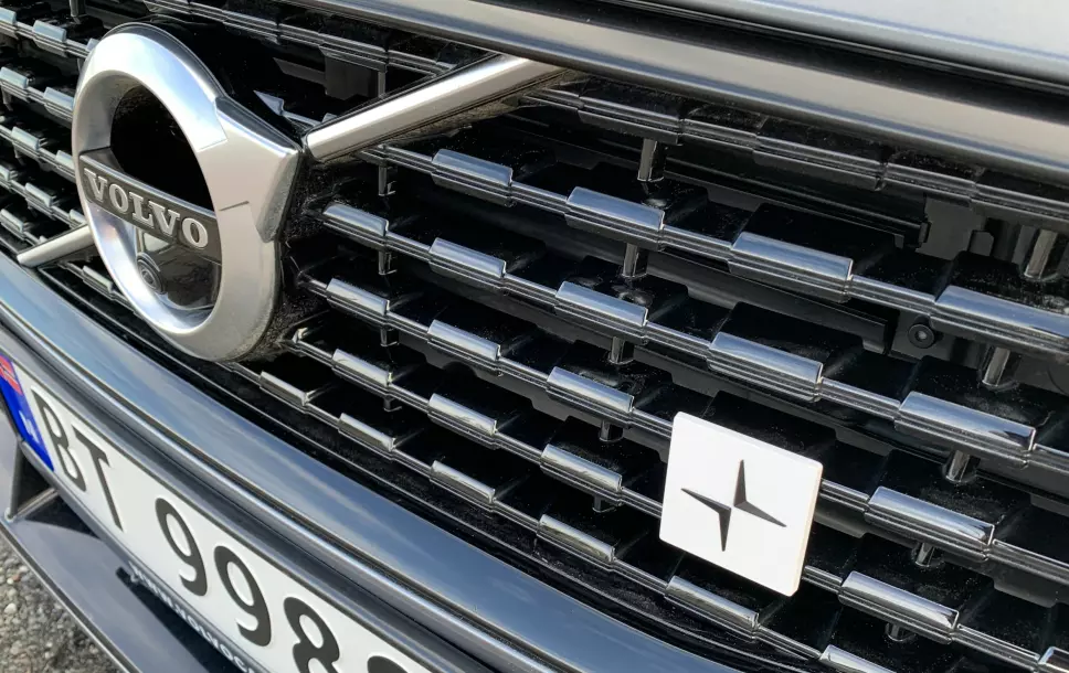 DEN EKSTRA DETALJEN: Dette nærmest unnselige Polestar-emblemet diskret plassert i grillen, viser at denne Volvoen er spesiell.