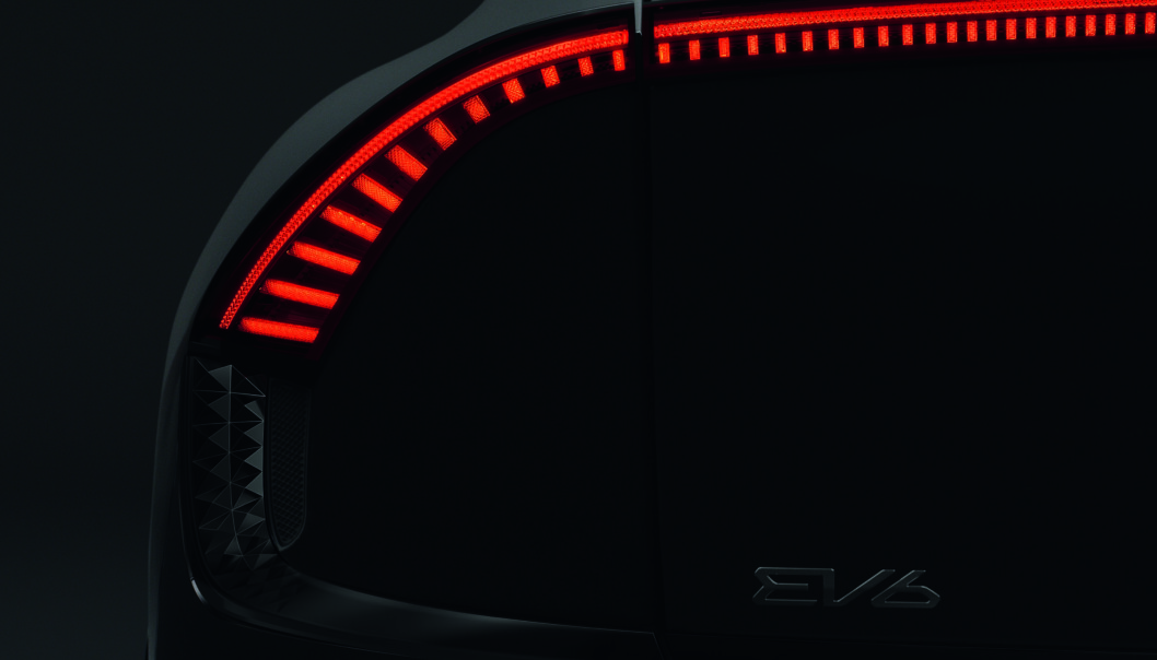 <span class=" font-weight-bold" data-lab-font_weight_desktop="font-weight-bold">BUEDESIGN:</span> Den generelle formgivningen på baklykten kan minne noe om sportssedanen Kia Stinger. <span class=" font-weight-bold" data-lab-font_weight_desktop="font-weight-bold">BUEDESIGN:</span> Den generelle formgivningen på baklykten kan minne noe om sportssedanen Kia Stinger.
