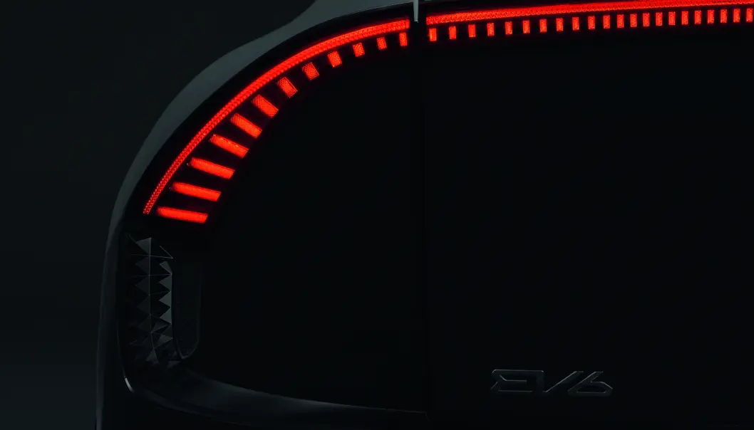 <span class=" font-weight-bold" data-lab-font_weight_desktop="font-weight-bold">BUEDESIGN:</span> Den generelle formgivningen på baklykten kan minne noe om sportssedanen Kia Stinger. <span class=" font-weight-bold" data-lab-font_weight_desktop="font-weight-bold">BUEDESIGN:</span> Den generelle formgivningen på baklykten kan minne noe om sportssedanen Kia Stinger.
