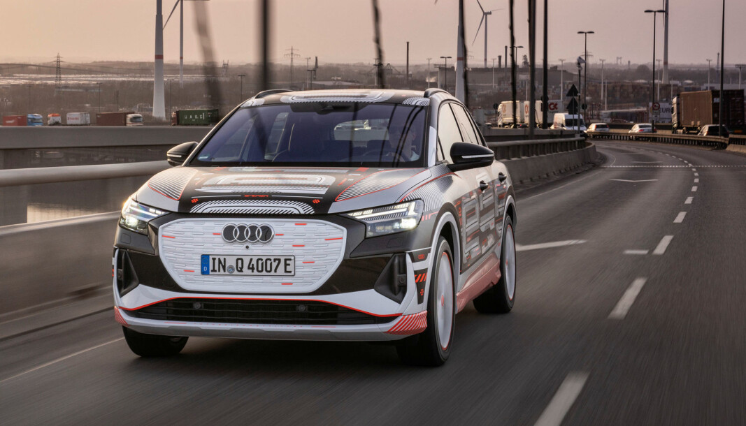 HER ER DEN: Dette er produksjonsmodellen Audi Q4 e-tron, riktignok med en dekor som er visuelt forvirrende. Men nå inviterer Audi oss med inn. HER ER DEN: Dette er produksjonsmodellen Audi Q4 e-tron, riktignok med en dekor som er visuelt forvirrende. Men nå inviterer Audi oss med inn.