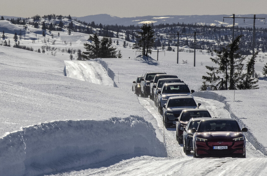 ELBIL-LANDET: Biler på rekke i vakkert fjellandskap på Gålå i forbindelse med vinterens elbiltest. ELBIL-LANDET: Biler på rekke i vakkert fjellandskap på Gålå i forbindelse med vinterens elbiltest.