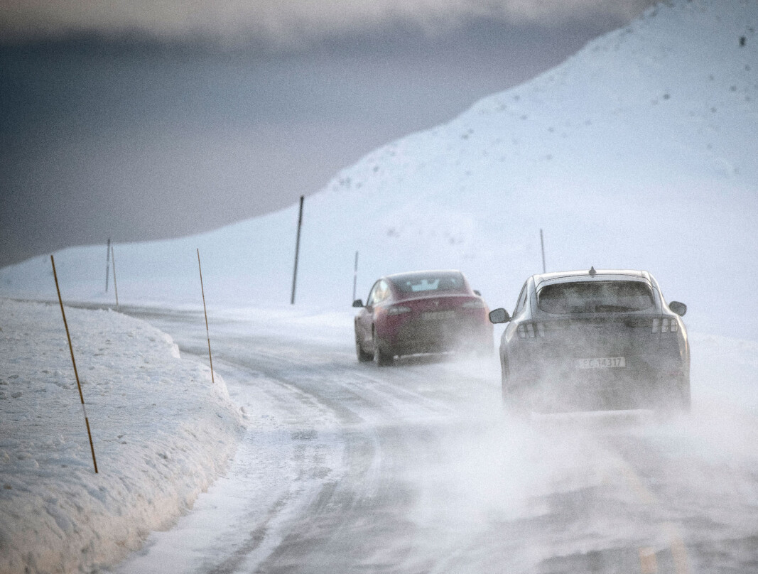 ELBILNATT I RONDANE: En Tesla Model 3 med følge av en bakhjulsdrevet Ford Mustang Mach-E i retning Venabygdsfjellet. ELBILNATT I RONDANE: En Tesla Model 3 med følge av en bakhjulsdrevet Ford Mustang Mach-E i retning Venabygdsfjellet.