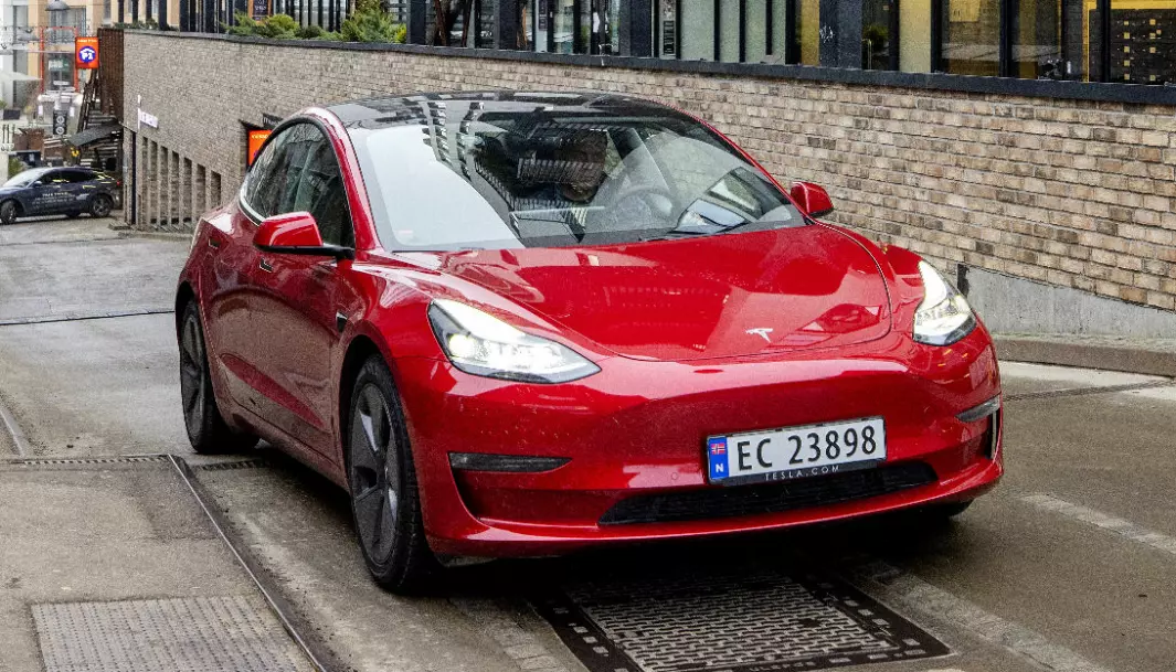BLIR BILLIGERE: Med en startpris på 349.900 kroner konkurrerer Tesla Model 3 prismessig også med mindre elbiler.