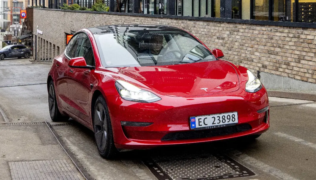 BLIR BILLIGERE: Med en startpris på 349.900 kroner konkurrerer Tesla Model 3 prismessig også med mindre elbiler. BLIR BILLIGERE: Med en startpris på 349.900 kroner konkurrerer Tesla Model 3 prismessig også med mindre elbiler.