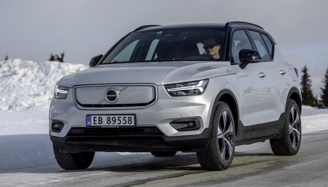 STRÅLENDE PÅ VEIEN: l vår vintertest 2021 viser den elektriske versjonen av Volvo XC40 seg middelmådig på rekkevidde, men ganske bra på lading. STRÅLENDE PÅ VEIEN: l vår vintertest 2021 viser den elektriske versjonen av Volvo XC40 seg middelmådig på rekkevidde, men ganske bra på lading.