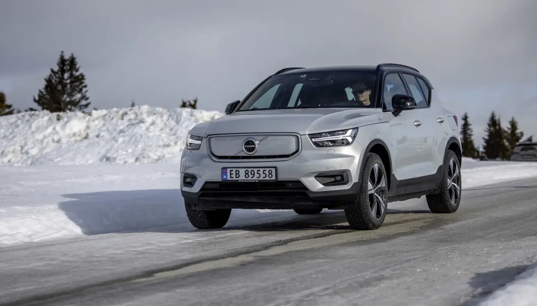 <span class=" font-weight-bold" data-lab-font_weight_desktop="font-weight-bold">ANBEFALES: </span>Volvo er tydelig på at de anbefaler ekte vinterdekk til sine biler, ikke helårsdekk. Her en XC40 under den store elbilvintertesten til Motor/NAF <span class=" font-weight-bold" data-lab-font_weight_desktop="font-weight-bold">ANBEFALES: </span>Volvo er tydelig på at de anbefaler ekte vinterdekk til sine biler, ikke helårsdekk. Her en XC40 under den store elbilvintertesten til Motor/NAF