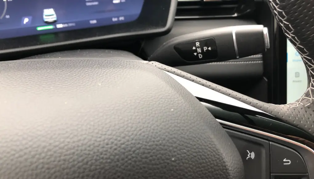 <span class=" font-weight-bold" data-lab-font_weight_desktop="font-weight-bold">TESLA-GIR:</span> Xpeng synes sikkert det er ok å ha samme girspak til høyre for rattet som Tesla – som igjen hentet den fra Mercedes. Men det krever lang tid å venne seg til denne løsningen. <span class=" font-weight-bold" data-lab-font_weight_desktop="font-weight-bold">TESLA-GIR:</span> Xpeng synes sikkert det er ok å ha samme girspak til høyre for rattet som Tesla – som igjen hentet den fra Mercedes. Men det krever lang tid å venne seg til denne løsningen.