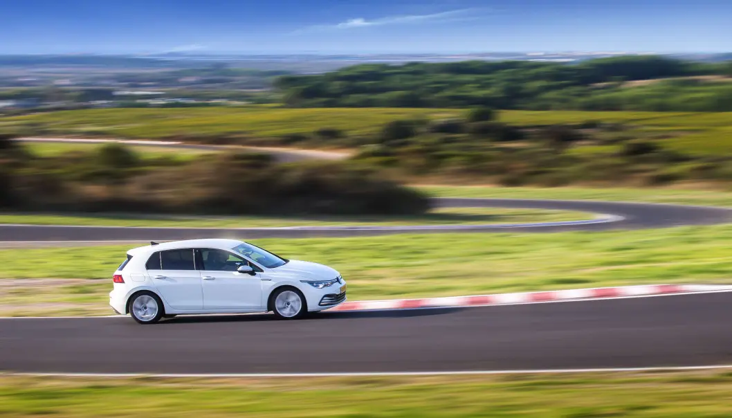 <span class="font-weight-bold" data-lab-font_weight_desktop="font-weight-bold">TESTBILER:</span> Testen ble gjennomført med to VW Golf 1,5 TSI med manuelt gir. <span class="font-weight-bold" data-lab-font_weight_desktop="font-weight-bold">TESTBILER:</span> Testen ble gjennomført med to VW Golf 1,5 TSI med manuelt gir.