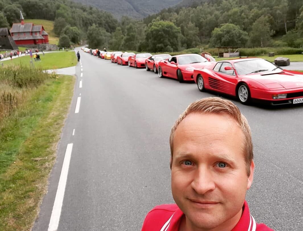 <span class="font-weight-bold" data-lab-font_weight_desktop="font-weight-bold">RØDT FOR ALLE PENGA: </span>Hotelldirektør Johannes Einemo har orden i rekkene når Ferrari-entusiaster er på besøk i området – og skal ha overnatting på Lærdalsøren Hotel i Gamlegata i Lærdalsøyri i Sogn. Den Ferrari-røde kirken i bakgrunnen står i Borgund. <span class="font-weight-bold" data-lab-font_weight_desktop="font-weight-bold">RØDT FOR ALLE PENGA: </span>Hotelldirektør Johannes Einemo har orden i rekkene når Ferrari-entusiaster er på besøk i området – og skal ha overnatting på Lærdalsøren Hotel i Gamlegata i Lærdalsøyri i Sogn. Den Ferrari-røde kirken i bakgrunnen står i Borgund.
