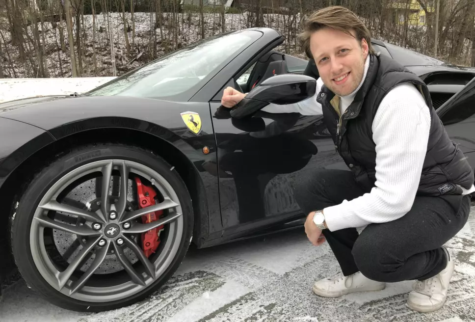 PÅ KNÆRNE: Herman Smidt har sansen for Ferrari – merket føles fortsatt sjeldent. Åpent tak, ditto sinn og noen få snøfnugg i lufta kan for noen være en god, norsk Ferrari-kombinasjon.