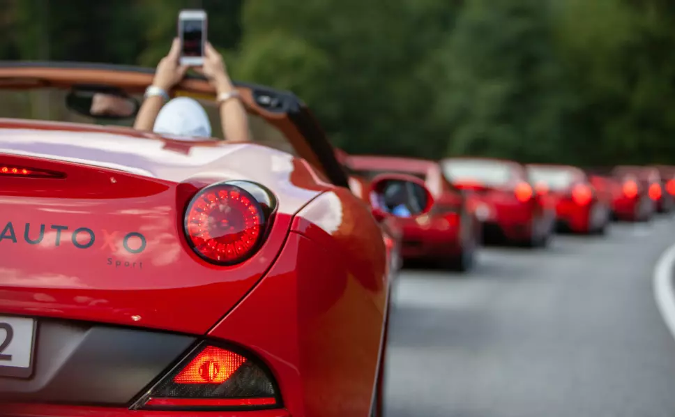 LANG, LANG REKKE: Ferrari Owners Club Norway sørger for å kjøre kortesje med røde biler når de er på tur. De andre lakkfargene følger hakk i hæl.