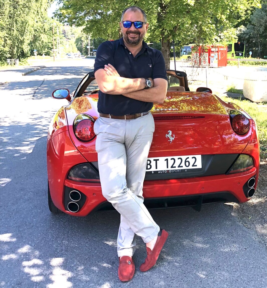 <span class="font-weight-bold" data-lab-font_weight_desktop="font-weight-bold">RØDE SKO:</span> Som president for Ferrari Owners Club Norway organiserer Wolfgang Wandl sammen med resten av styret en rekke turer og annen moro for menigheten. <span class="font-weight-bold" data-lab-font_weight_desktop="font-weight-bold">RØDE SKO:</span> Som president for Ferrari Owners Club Norway organiserer Wolfgang Wandl sammen med resten av styret en rekke turer og annen moro for menigheten.