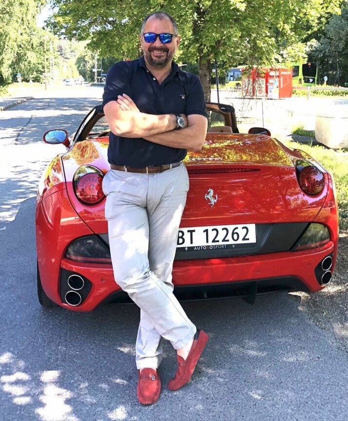 RØDE SKO: Som president for Ferrari Owners Club Norway organiserer Wolfgang Wandl sammen med resten av styret en rekke turer og annen moro for menigheten.