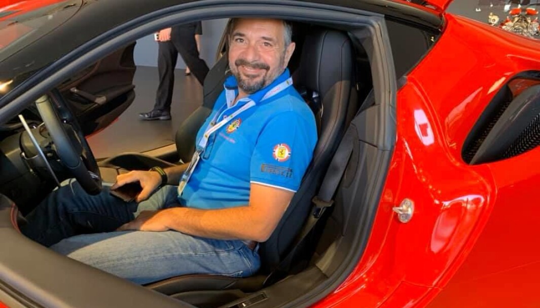 <span class="font-weight-bold" data-lab-font_weight_desktop="font-weight-bold">SMIL ETTER SMIL: </span>President i Ferrari Owners Club Norway, Wolfgang Wandl, har fått fart på den norske klubbens aktiviteter hele året igjennom. <span class="font-weight-bold" data-lab-font_weight_desktop="font-weight-bold">SMIL ETTER SMIL: </span>President i Ferrari Owners Club Norway, Wolfgang Wandl, har fått fart på den norske klubbens aktiviteter hele året igjennom.