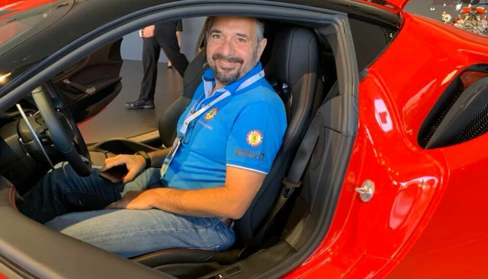 SMIL ETTER SMIL: President i Ferrari Owners Club Norway, Wolfgang Wandl, har fått fart på den norske klubbens aktiviteter hele året igjennom.