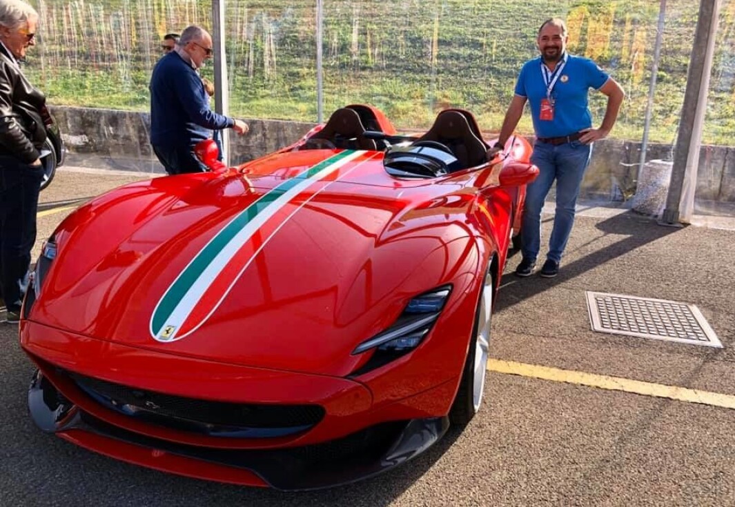 <span class="font-weight-bold" data-lab-font_weight_desktop="font-weight-bold">RØDFIS: </span>Lederen av Ferrari Owners Club Norway, Wolfgang Wandl, finner noe interessant ved enhver Ferrari. <span class="font-weight-bold" data-lab-font_weight_desktop="font-weight-bold">RØDFIS: </span>Lederen av Ferrari Owners Club Norway, Wolfgang Wandl, finner noe interessant ved enhver Ferrari.