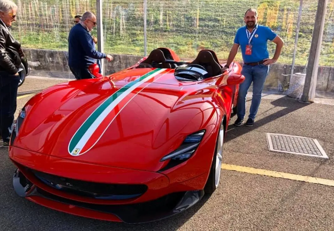<span class="font-weight-bold" data-lab-font_weight_desktop="font-weight-bold">RØDFIS: </span>Lederen av Ferrari Owners Club Norway, Wolfgang Wandl, finner noe interessant ved enhver Ferrari. <span class="font-weight-bold" data-lab-font_weight_desktop="font-weight-bold">RØDFIS: </span>Lederen av Ferrari Owners Club Norway, Wolfgang Wandl, finner noe interessant ved enhver Ferrari.