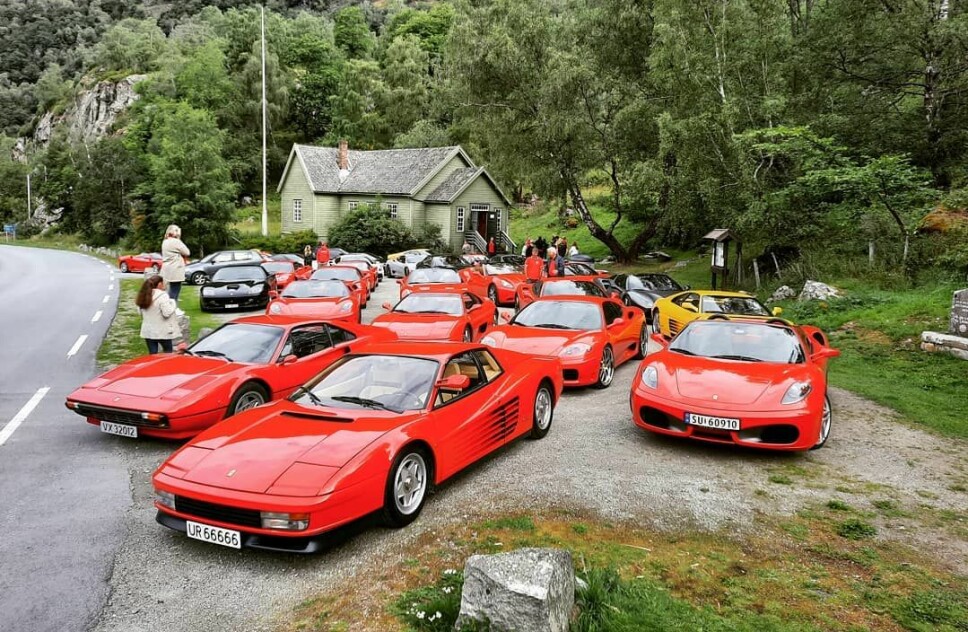 FERRARIFEST: Sommeren 2020 besøkte et stort antall Ferrari-entusiaster områdene omkring Lærdal. En så rik samling Ferrari hadde knapt tidligere besøkt Sogn.