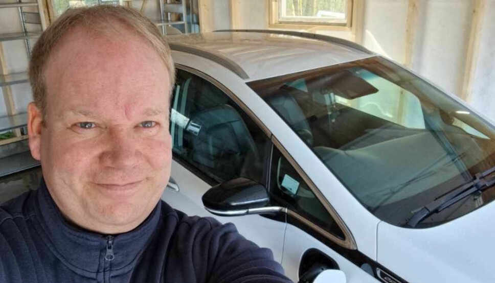 MISFORNØYD: Simen Rasmussen er ikke fornøyd med strupingen av rekkevidde på hans hvite Opel Ampera-e.