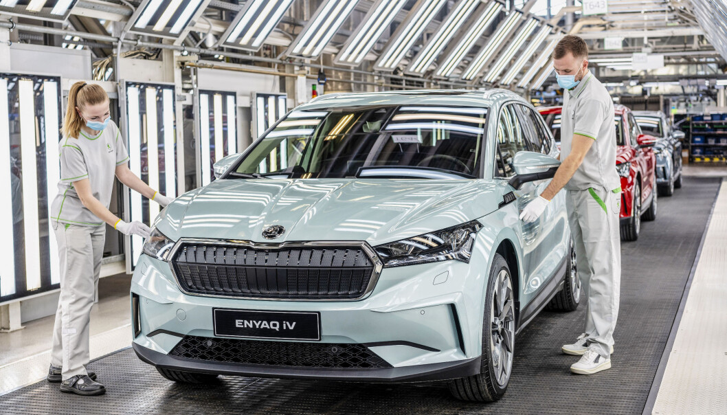<span class="font-weight-bold" data-lab-font_weight_desktop="font-weight-bold">SISTE FINPUSS:</span> Skoda Enyaq-modell får behandling på vei ut fra fabrikken. <span class="font-weight-bold" data-lab-font_weight_desktop="font-weight-bold">SISTE FINPUSS:</span> Skoda Enyaq-modell får behandling på vei ut fra fabrikken.