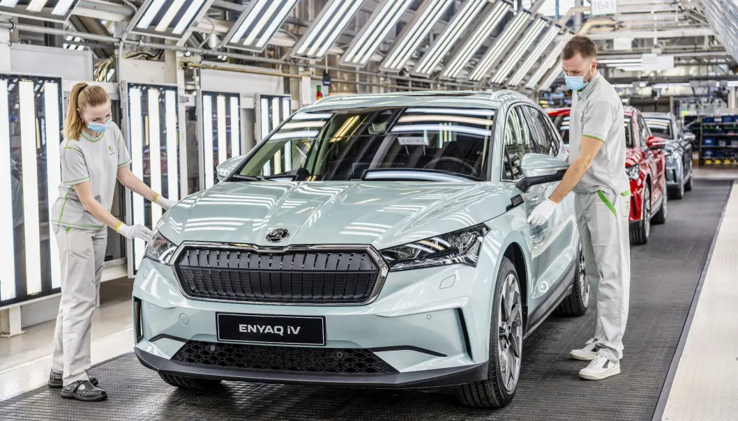 <span class="font-weight-bold" data-lab-font_weight_desktop="font-weight-bold">SISTE FINPUSS:</span> Skoda Enyaq-modell får behandling på vei ut fra fabrikken. <span class="font-weight-bold" data-lab-font_weight_desktop="font-weight-bold">SISTE FINPUSS:</span> Skoda Enyaq-modell får behandling på vei ut fra fabrikken.