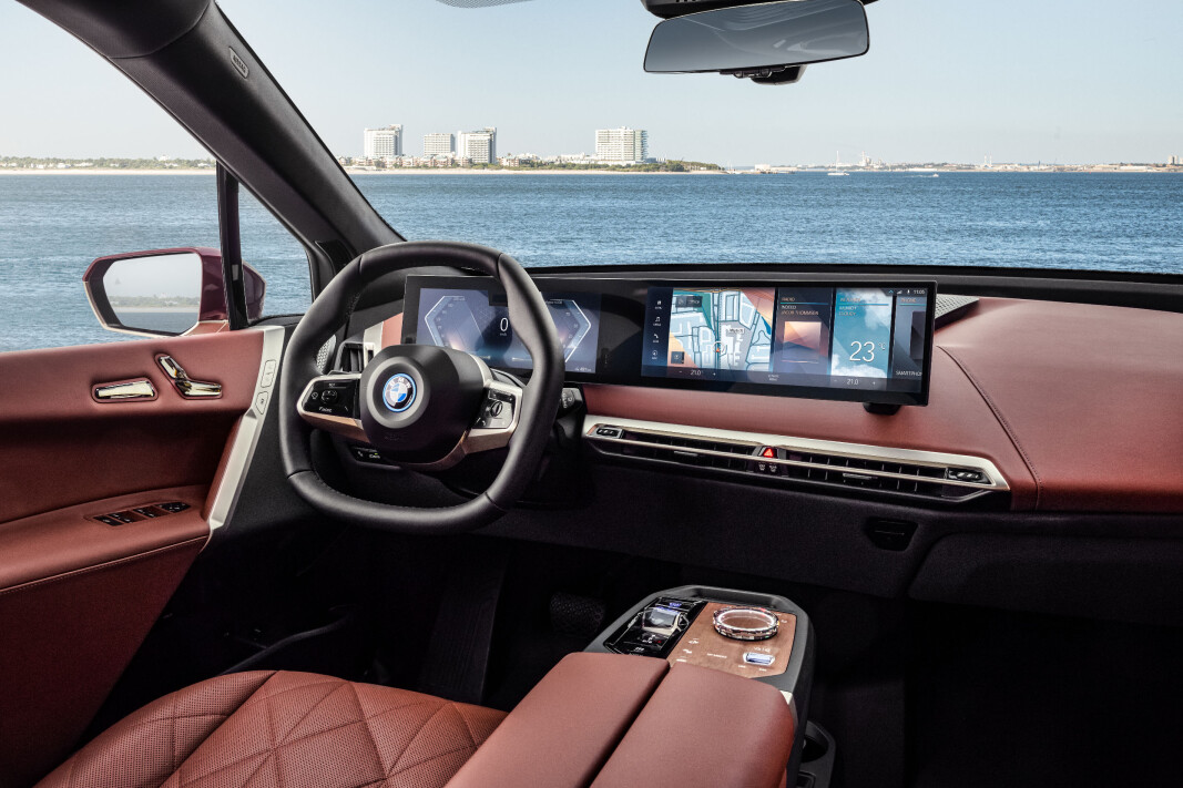 <span class=" font-weight-bold" data-lab-font_weight_desktop="font-weight-bold">SKJERMET FOR OMGIVELSENE: </span>BMW iX leveres med en kurvet digital display-suite bestående av en 12,3-tommers og en 14,9-tommers skjerm. <span class=" font-weight-bold" data-lab-font_weight_desktop="font-weight-bold">SKJERMET FOR OMGIVELSENE: </span>BMW iX leveres med en kurvet digital display-suite bestående av en 12,3-tommers og en 14,9-tommers skjerm.