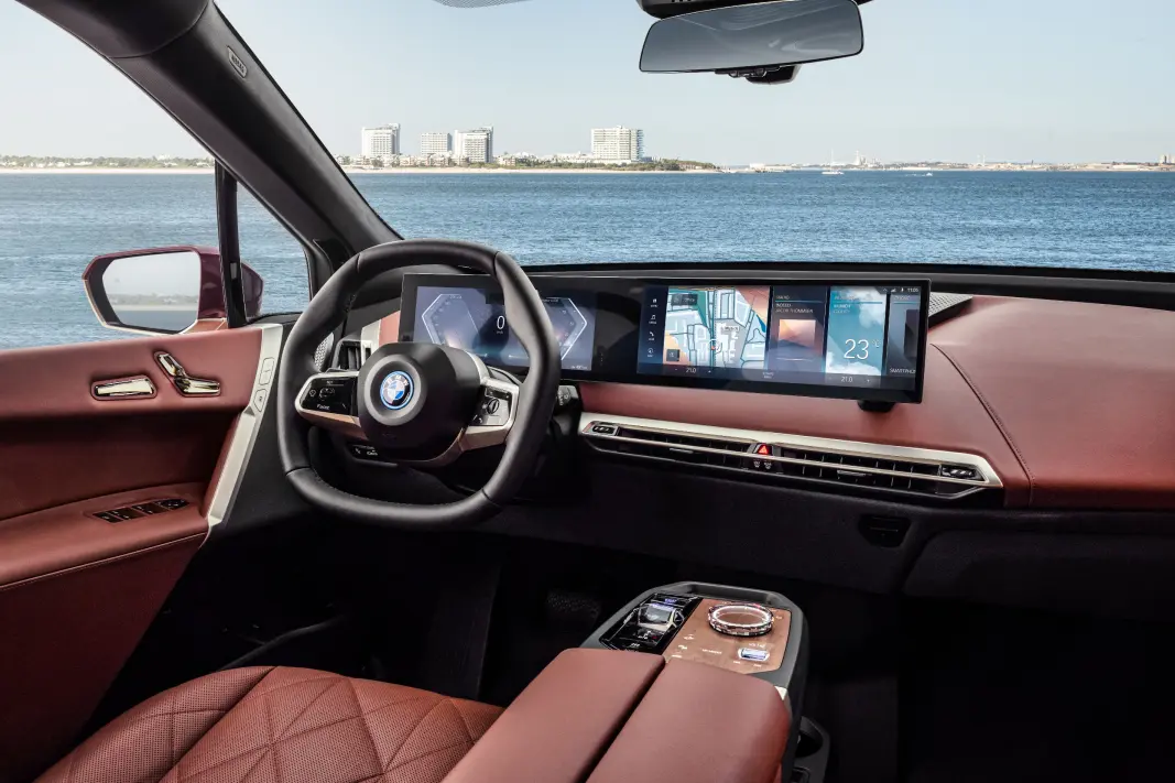 <span class=" font-weight-bold" data-lab-font_weight_desktop="font-weight-bold">SKJERMET FOR OMGIVELSENE: </span>BMW iX leveres med en kurvet digital display-suite bestående av en 12,3-tommers og en 14,9-tommers skjerm. <span class=" font-weight-bold" data-lab-font_weight_desktop="font-weight-bold">SKJERMET FOR OMGIVELSENE: </span>BMW iX leveres med en kurvet digital display-suite bestående av en 12,3-tommers og en 14,9-tommers skjerm.