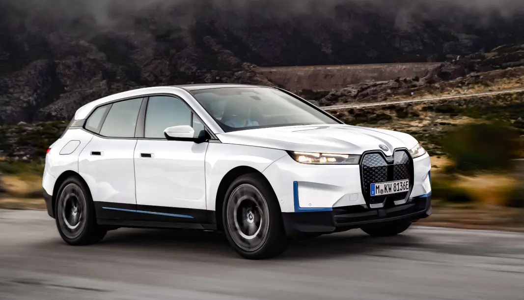 FORNYELSE: Det er sjelden BMW går såpass langt i å endre stil som de har gjort med sin nye el-SUV, iX. Det er tydelig at dette er noe helt nytt. FORNYELSE: Det er sjelden BMW går såpass langt i å endre stil som de har gjort med sin nye el-SUV, iX. Det er tydelig at dette er noe helt nytt.