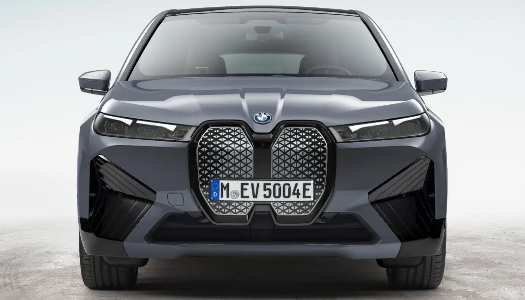 FEMTE GENERASJON: iX er BMWs nyeste elektriske satsing, men den vil fortsette å bruke batterier med flytende elektrolytt. FEMTE GENERASJON: iX er BMWs nyeste elektriske satsing, men den vil fortsette å bruke batterier med flytende elektrolytt.