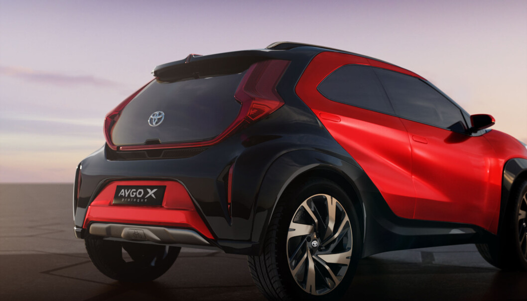 <span class=" font-weight-bold" data-lab-font_weight_desktop="font-weight-bold">LITEN: </span>Fra denne vinkelen er det lett å se at det er en liten modell, og med tydelige trekk fra dagens Toyota Aygo. <span class=" font-weight-bold" data-lab-font_weight_desktop="font-weight-bold">LITEN: </span>Fra denne vinkelen er det lett å se at det er en liten modell, og med tydelige trekk fra dagens Toyota Aygo.