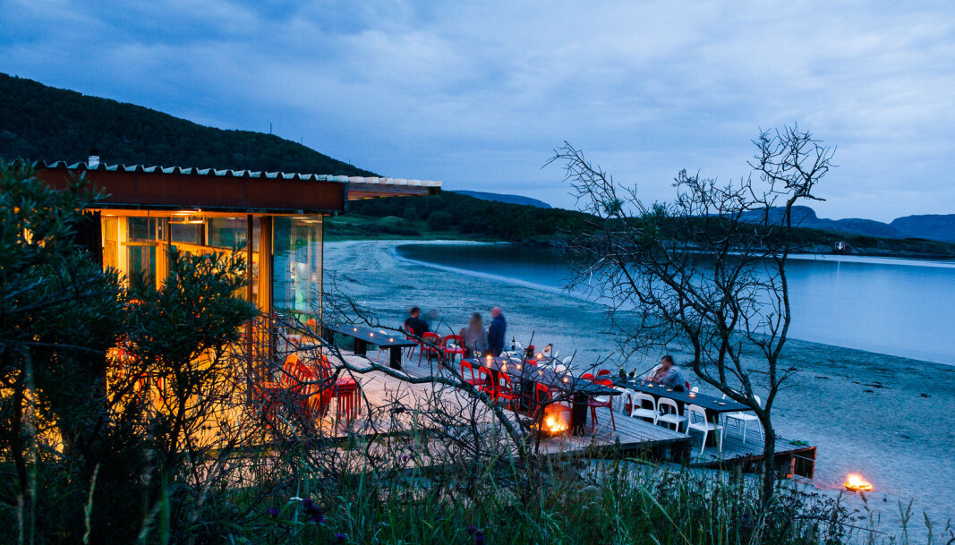 <span class="font-weight-bold" data-lab-font_weight_desktop="font-weight-bold">MAT MED UTSIKT:</span> Strandbaren på nydelige Stokkøya Sjøsenter er et av spisestedene på turen. <span class="font-weight-bold" data-lab-font_weight_desktop="font-weight-bold">MAT MED UTSIKT:</span> Strandbaren på nydelige Stokkøya Sjøsenter er et av spisestedene på turen.
