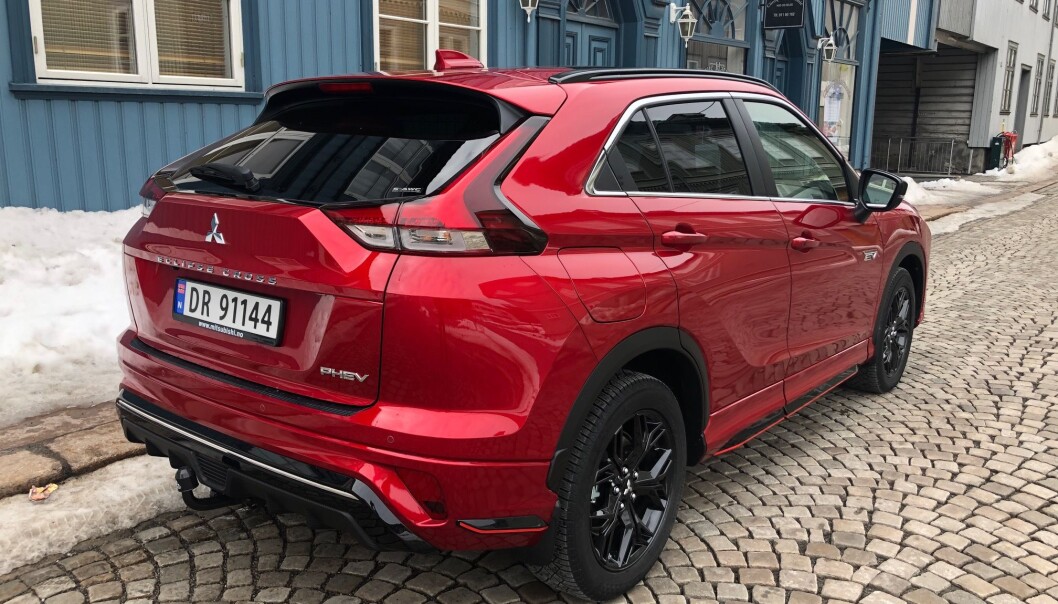 <span class=" font-weight-bold" data-lab-font_weight_desktop="font-weight-bold">NY HEKK:</span> Nye Eclipse Cross har fått en litt mindre spektakulær hekk enn forrige årgang, men fortsatt er utseendet særpreget og spennende. <span class=" font-weight-bold" data-lab-font_weight_desktop="font-weight-bold">NY HEKK:</span> Nye Eclipse Cross har fått en litt mindre spektakulær hekk enn forrige årgang, men fortsatt er utseendet særpreget og spennende.