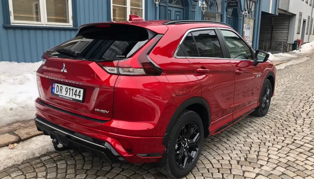 <span class=" font-weight-bold" data-lab-font_weight_desktop="font-weight-bold">NY HEKK:</span> Nye Eclipse Cross har fått en litt mindre spektakulær hekk enn forrige årgang, men fortsatt er utseendet særpreget og spennende. <span class=" font-weight-bold" data-lab-font_weight_desktop="font-weight-bold">NY HEKK:</span> Nye Eclipse Cross har fått en litt mindre spektakulær hekk enn forrige årgang, men fortsatt er utseendet særpreget og spennende.