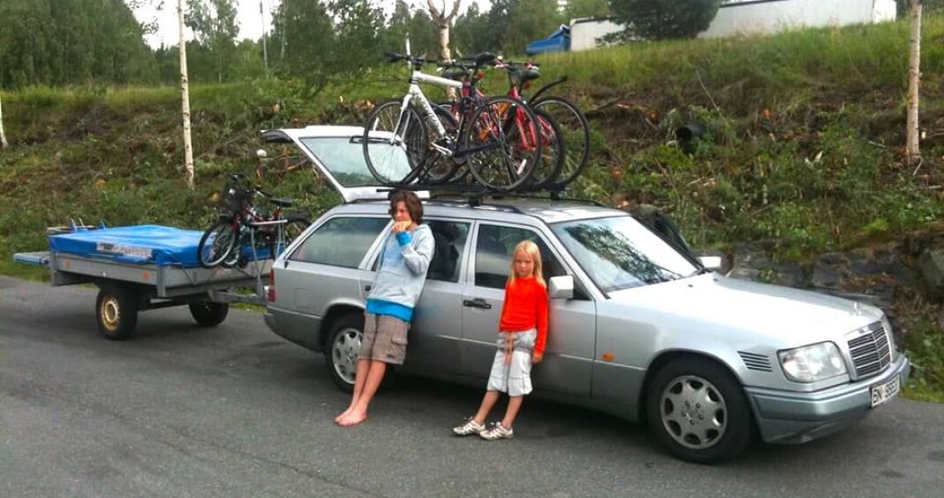 <span class="font-weight-bold" data-lab-font_weight_desktop="font-weight-bold">KLAR TIL AVREISE: </span>Dag Erlend Lohne Mohn har feriepakket Mercedesen, og det eneste som mangler ombord før avfart er sønnen Trym (til venstre) og datteren Ella. <span class="font-weight-bold" data-lab-font_weight_desktop="font-weight-bold">KLAR TIL AVREISE: </span>Dag Erlend Lohne Mohn har feriepakket Mercedesen, og det eneste som mangler ombord før avfart er sønnen Trym (til venstre) og datteren Ella.