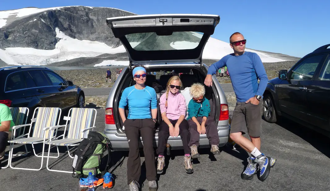 <span class="font-weight-bold" data-lab-font_weight_desktop="font-weight-bold">FÅ SITTE PÅ: </span>Nok en familietur med uslitelig humør og ditto Mercedes. Fra venstre: Hege Breen Bakken, Ella, Otto og Dag Erlend Lohne Mohn. Eldstegutt Trym var utenfor kameraets rekkevidde. <span class="font-weight-bold" data-lab-font_weight_desktop="font-weight-bold">FÅ SITTE PÅ: </span>Nok en familietur med uslitelig humør og ditto Mercedes. Fra venstre: Hege Breen Bakken, Ella, Otto og Dag Erlend Lohne Mohn. Eldstegutt Trym var utenfor kameraets rekkevidde.