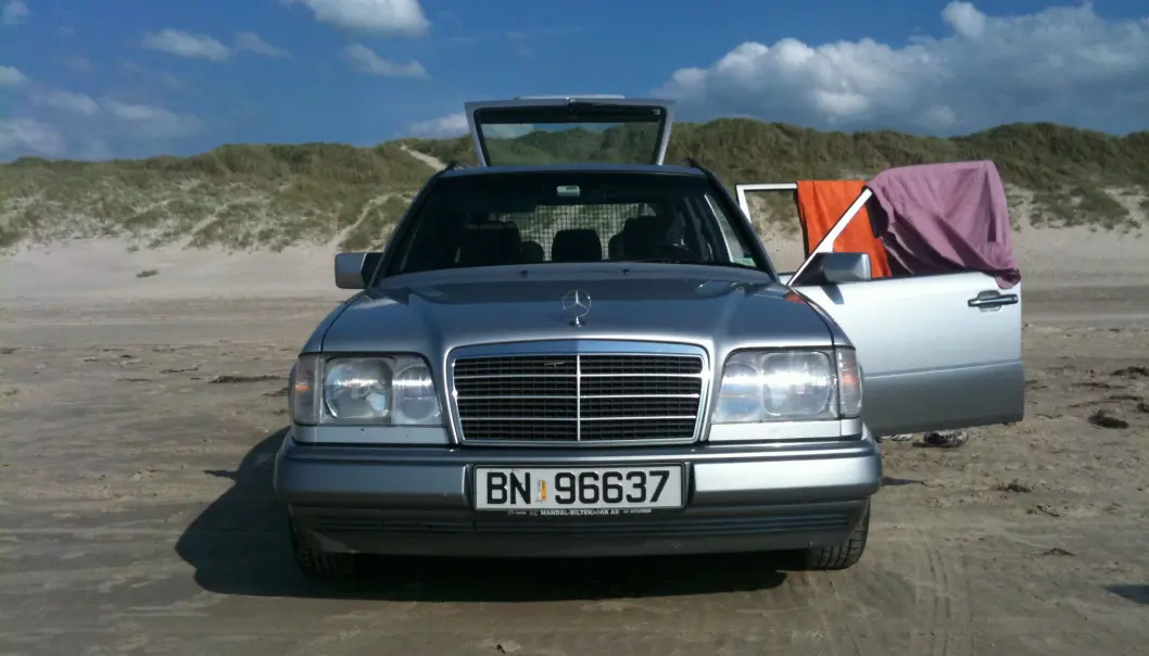 <span class="font-weight-bold" data-lab-font_weight_desktop="font-weight-bold">ALLBRUKSBIL: </span>Familien har ofte brukt Mercedesen som tørkestativ når reisen har tatt dem et stykke vekk fra den hjemlige tørketrommelen. <span class="font-weight-bold" data-lab-font_weight_desktop="font-weight-bold">ALLBRUKSBIL: </span>Familien har ofte brukt Mercedesen som tørkestativ når reisen har tatt dem et stykke vekk fra den hjemlige tørketrommelen.