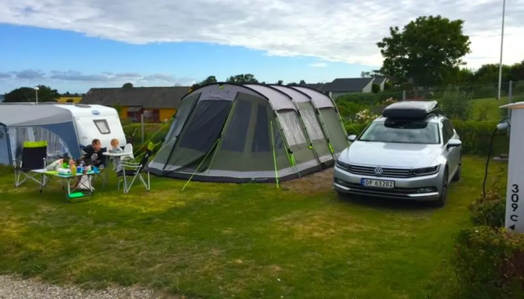 <span class="font-weight-bold" data-lab-font_weight_desktop="font-weight-bold">EN CAMP FOR LIVET: </span>Familien Strand er har hatt mye glede av teltet som kan slås opp på mindre enn ett kvarter, og som enkelt kan stappes inn i stasjonsvognen via bakluka. <span class="font-weight-bold" data-lab-font_weight_desktop="font-weight-bold">EN CAMP FOR LIVET: </span>Familien Strand er har hatt mye glede av teltet som kan slås opp på mindre enn ett kvarter, og som enkelt kan stappes inn i stasjonsvognen via bakluka.