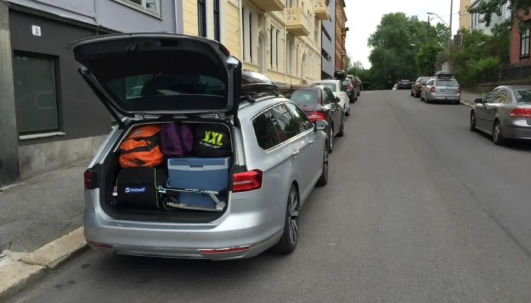 STAPPA OG KLAR: Flokken Strands fullpakkede stasjonsvogn legger en demper på fjæringen, men ikke på humøret. STAPPA OG KLAR: Flokken Strands fullpakkede stasjonsvogn legger en demper på fjæringen, men ikke på humøret.