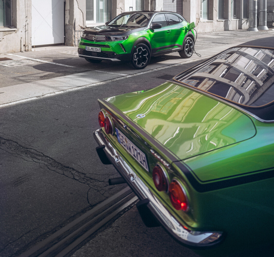 <span class=" font-weight-bold" data-lab-font_weight_desktop="font-weight-bold">KOMMER: </span>Elektriske Opel Mokka e er på vei til Norge, tydelig inspirert av gamlefar i forgrunnen, Opel Manta. <span class=" font-weight-bold" data-lab-font_weight_desktop="font-weight-bold">KOMMER: </span>Elektriske Opel Mokka e er på vei til Norge, tydelig inspirert av gamlefar i forgrunnen, Opel Manta.