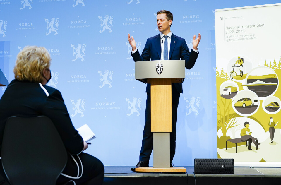 NTP-FREMLEGGELSE: Samferdselsminister Knut Arild Hareide med statsminister Erna Solberg på første rad under NTP-presentasjonen fredag.