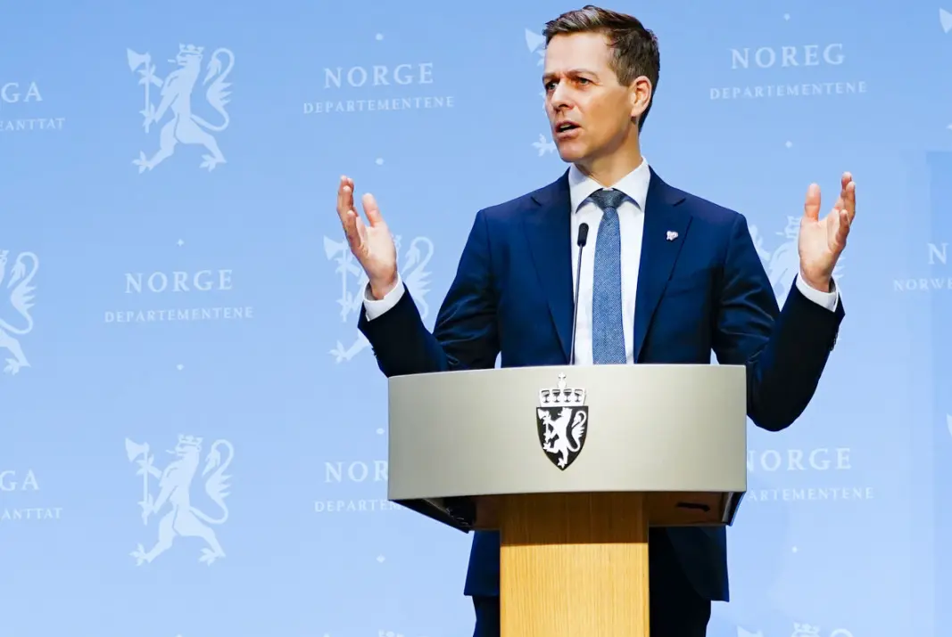 SIER NEI: Samferdselsminister Knut Arild Hareide ønsker ikke å fjerne helseattesten, ifølge ham selv av hensyn til trafikksikkerheten. SIER NEI: Samferdselsminister Knut Arild Hareide ønsker ikke å fjerne helseattesten, ifølge ham selv av hensyn til trafikksikkerheten.