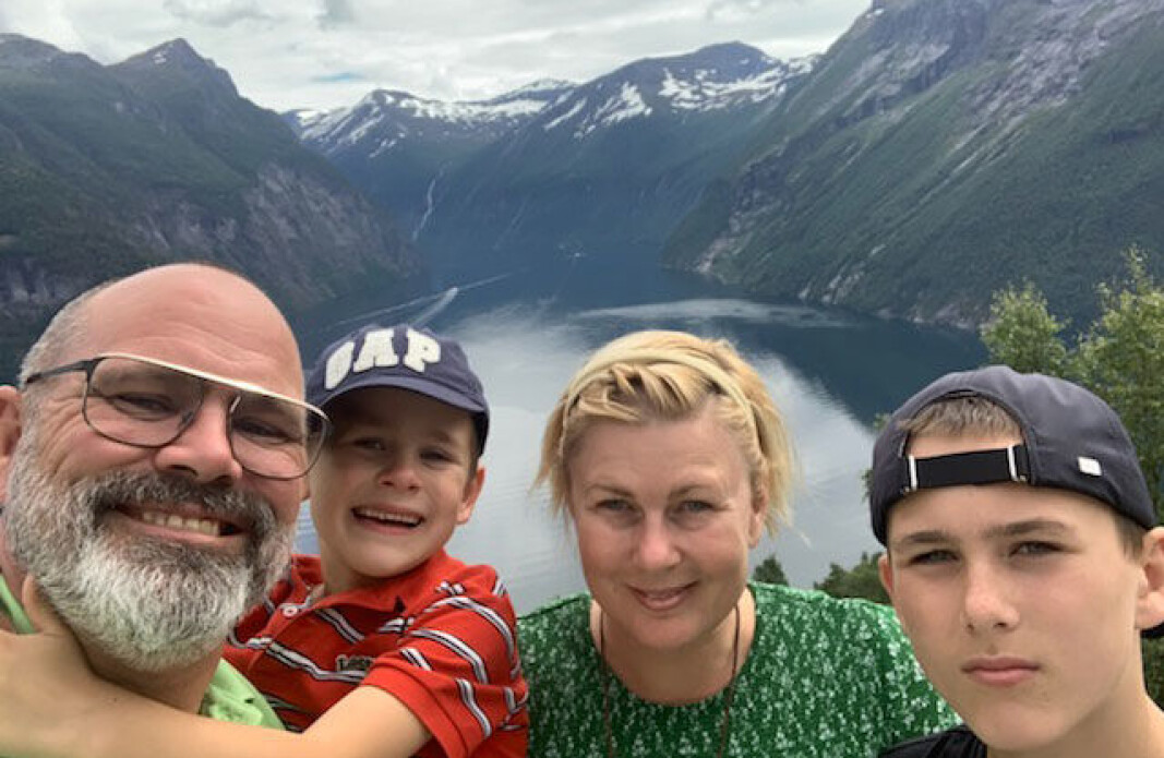 <span class="font-weight-bold" data-lab-font_weight_desktop="font-weight-bold">RETT PÅ: </span>Stasjonsvogn-familien Strand trives best når ferieturen er litt løs og uten altfor mye planlegging. Her har (fra venstre) Frank, Henry, Maria og Leopold stoppet ved et utsiktspunkt over Geiranger. <span class="font-weight-bold" data-lab-font_weight_desktop="font-weight-bold">RETT PÅ: </span>Stasjonsvogn-familien Strand trives best når ferieturen er litt løs og uten altfor mye planlegging. Her har (fra venstre) Frank, Henry, Maria og Leopold stoppet ved et utsiktspunkt over Geiranger.