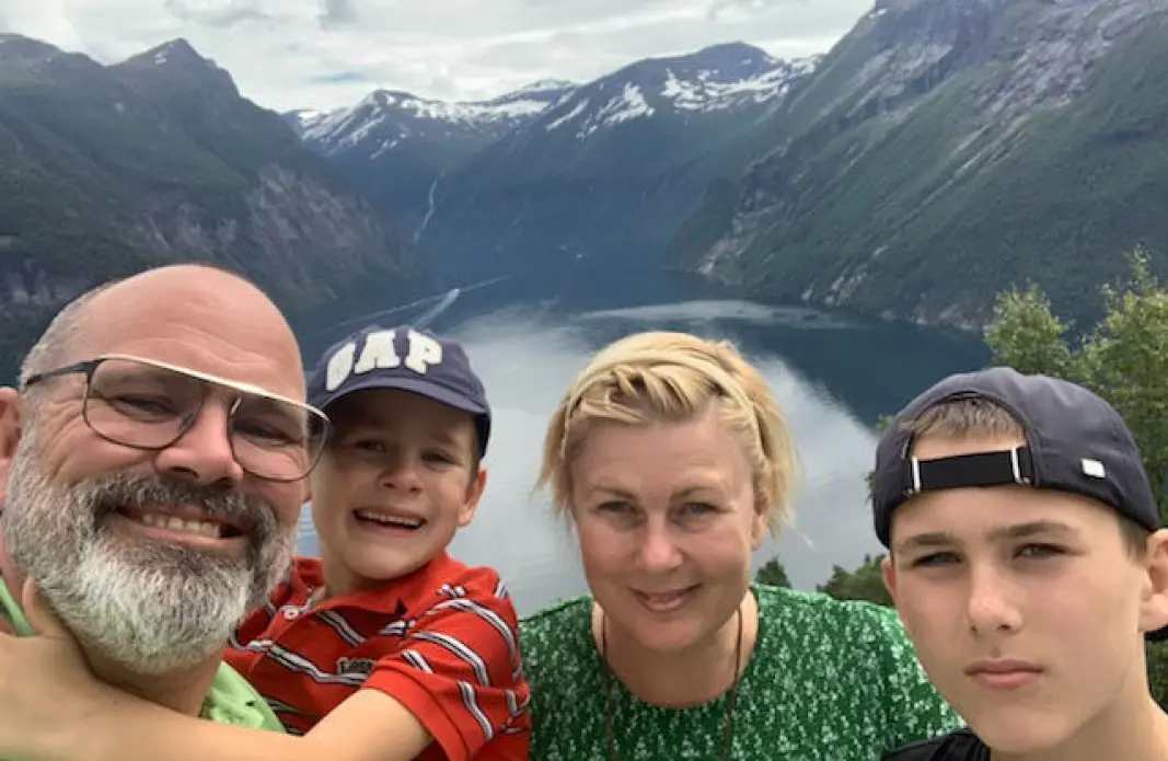 <span class="font-weight-bold" data-lab-font_weight_desktop="font-weight-bold">RETT PÅ: </span>Stasjonsvogn-familien Strand trives best når ferieturen er litt løs og uten altfor mye planlegging. Her har (fra venstre) Frank, Henry, Maria og Leopold stoppet ved et utsiktspunkt over Geiranger. <span class="font-weight-bold" data-lab-font_weight_desktop="font-weight-bold">RETT PÅ: </span>Stasjonsvogn-familien Strand trives best når ferieturen er litt løs og uten altfor mye planlegging. Her har (fra venstre) Frank, Henry, Maria og Leopold stoppet ved et utsiktspunkt over Geiranger.