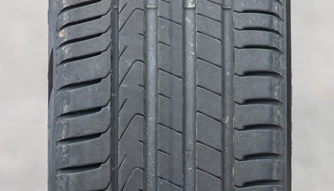 SVINGTRØBBEL: Pirelli-dekket sliter i svingene og på våt vei. SVINGTRØBBEL: Pirelli-dekket sliter i svingene og på våt vei.