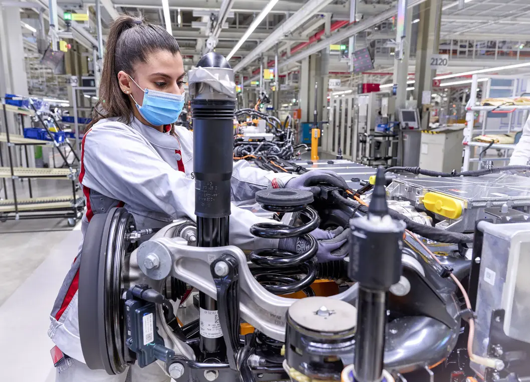 INGEN LØSNING I SIKTE: Databrikkemangelen vil fortsette ut 2023, tror Volkswagen. Her er fra samlebåndet ved elbilbilfabrikken i Zwickau. INGEN LØSNING I SIKTE: Databrikkemangelen vil fortsette ut 2023, tror Volkswagen. Her er fra samlebåndet ved elbilbilfabrikken i Zwickau.