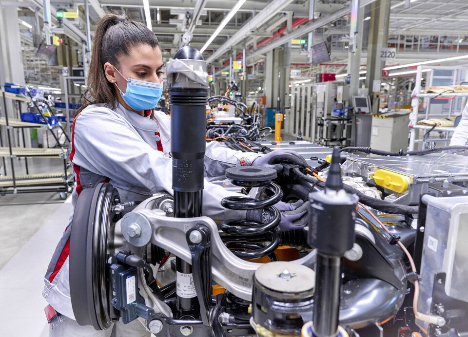 INGEN LØSNING I SIKTE: Databrikkemangelen vil fortsette ut 2023, tror Volkswagen. Her er fra samlebåndet ved elbilbilfabrikken i Zwickau.
