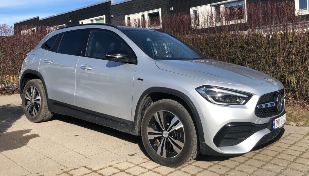 <span class=" font-weight-bold" data-lab-font_weight_desktop="font-weight-bold">BREMSER NED: </span>Med ulike Mercedes-modeller – sist en GLA – har vi opplevd at bilen bremser ned til stillestående foran bruer som går over veien. Den har også problemet med at den fanger opp ukjente skilt og reduserer farten. <span class=" font-weight-bold" data-lab-font_weight_desktop="font-weight-bold">BREMSER NED: </span>Med ulike Mercedes-modeller – sist en GLA – har vi opplevd at bilen bremser ned til stillestående foran bruer som går over veien. Den har også problemet med at den fanger opp ukjente skilt og reduserer farten.