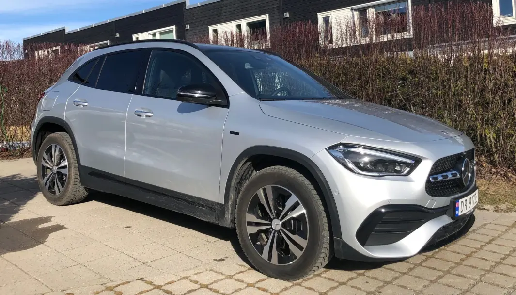 <span class=" font-weight-bold" data-lab-font_weight_desktop="font-weight-bold">BREMSER NED: </span>Med ulike Mercedes-modeller – sist en GLA – har vi opplevd at bilen bremser ned til stillestående foran bruer som går over veien. Den har også problemet med at den fanger opp ukjente skilt og reduserer farten. <span class=" font-weight-bold" data-lab-font_weight_desktop="font-weight-bold">BREMSER NED: </span>Med ulike Mercedes-modeller – sist en GLA – har vi opplevd at bilen bremser ned til stillestående foran bruer som går over veien. Den har også problemet med at den fanger opp ukjente skilt og reduserer farten.